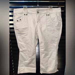 lei White Capri Pants with Front Pockets